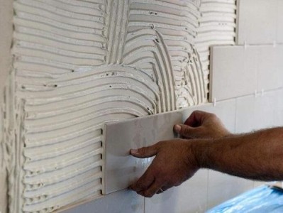 贴瓷砖咋不用水泥了？没想到现在喜欢用这种，70年都不会掉