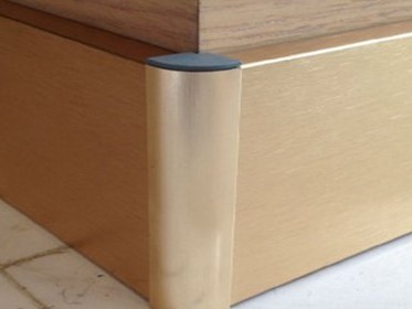 踢脚线上下都要打胶吗