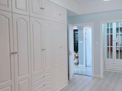 新房目前花了11万，最后悔的是贴墙布，一屋子都是难闻的味道