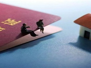 夫妻办房产证一个人去可以吗