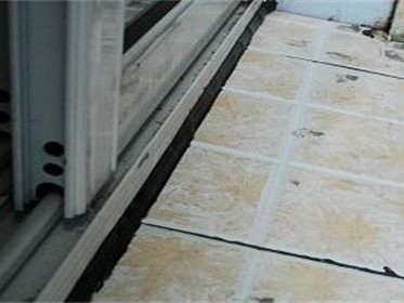 窗户上的小孔是用来做什么