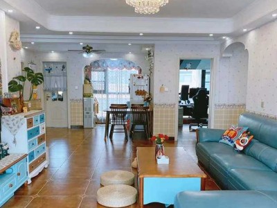 她把家布置得像童话小屋，干净又温馨，充满了烟火气，真想照着装