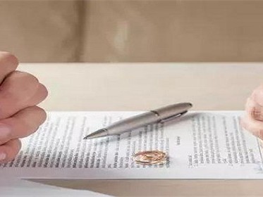 房子过户给配偶要交税吗