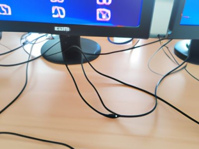 电脑放在办公桌哪个位置好及电脑放在办公桌哪个位置好一点