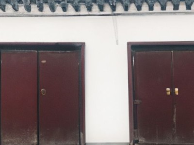 白色门和红色门哪个好看？