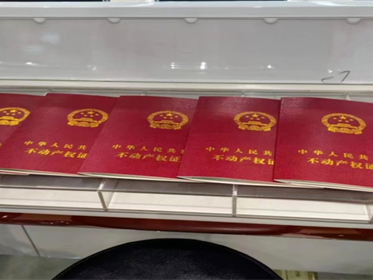 夫妻共同财产房产证只一个人名字能卖吗