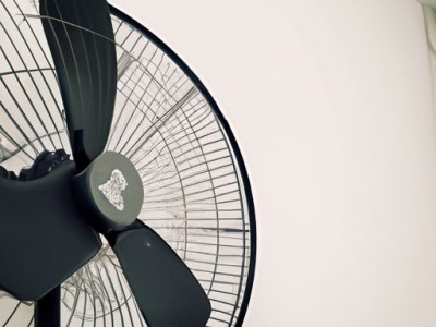 空调和塔扇哪个费电？