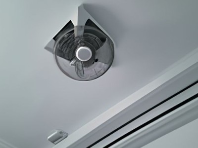 空调挂在客厅哪个位置最合适？