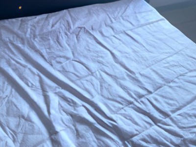 皮床与实木床哪个好？如何选择？