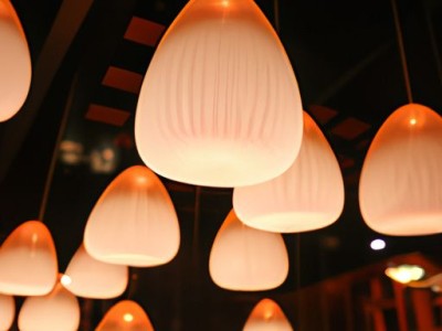 小巧精致的卧室小吊灯，让你的卧室更加温馨舒适