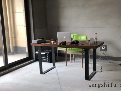 他住进不装修的毛坯房4个月，虽简陋却倍感温馨，网友：还不错（毛坯房不装修也漂亮）