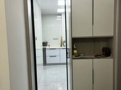 她家花19万装修95平小三房，不做电视墙，把阳台打通效果非常满意