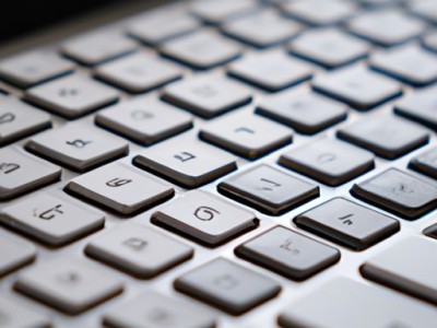 如何锁定键盘？哪个按键是锁键盘？