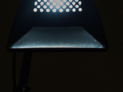 工作台灯长臂折叠，让工作更高效