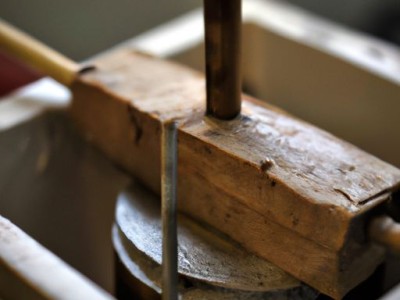 使用干粉灭火器及站位选择的重要性