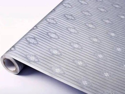 家里装修别贴墙纸了，现在都流行用无缝壁布来替代，既美观又防潮