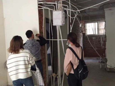 房子朝向根据阳台还是入户门判断