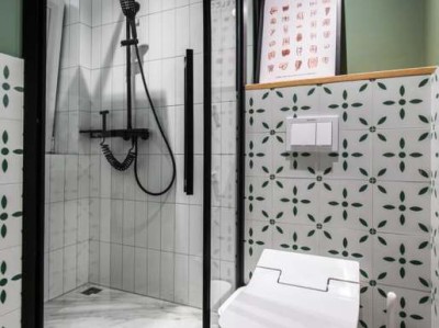 窗与过梁先布置哪个