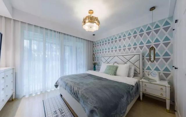 旧房翻新遇到乳胶漆墙面，直接贴墙纸墙布？这样做设计师都赞叹