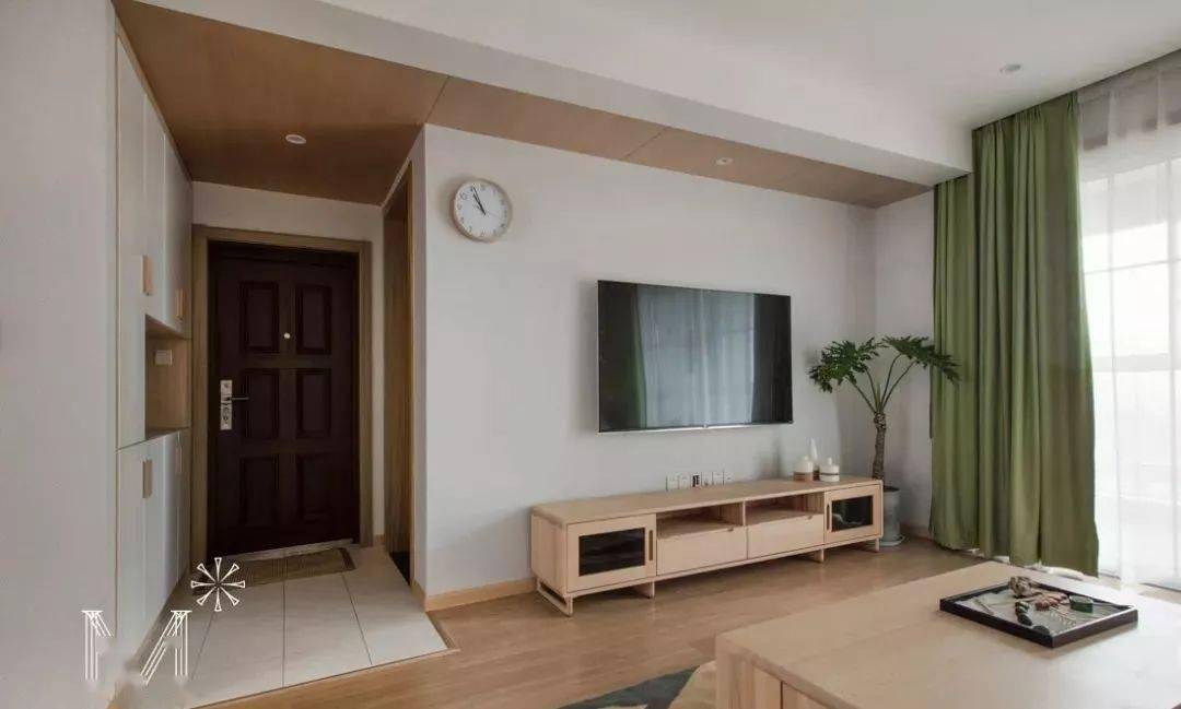 电视背景墙应该这样设计，你家只是电视挂墙上！