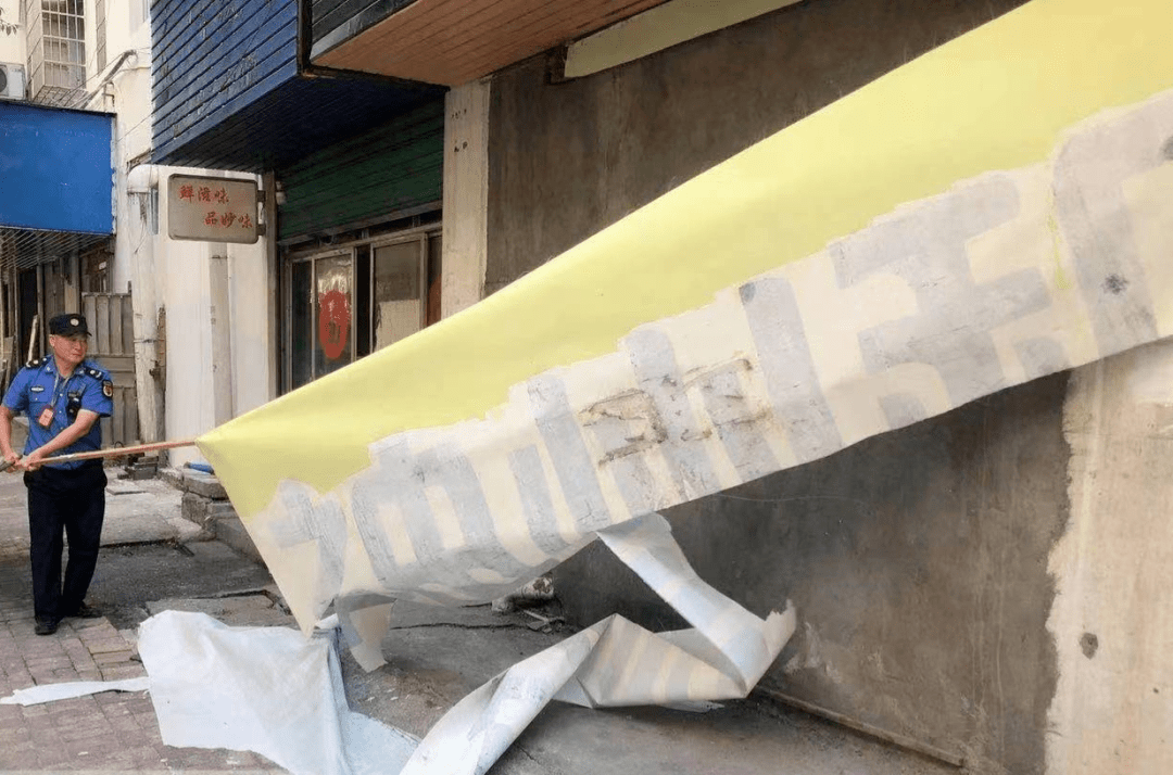 墙面粉刷焕新颜，文明创建勇争先