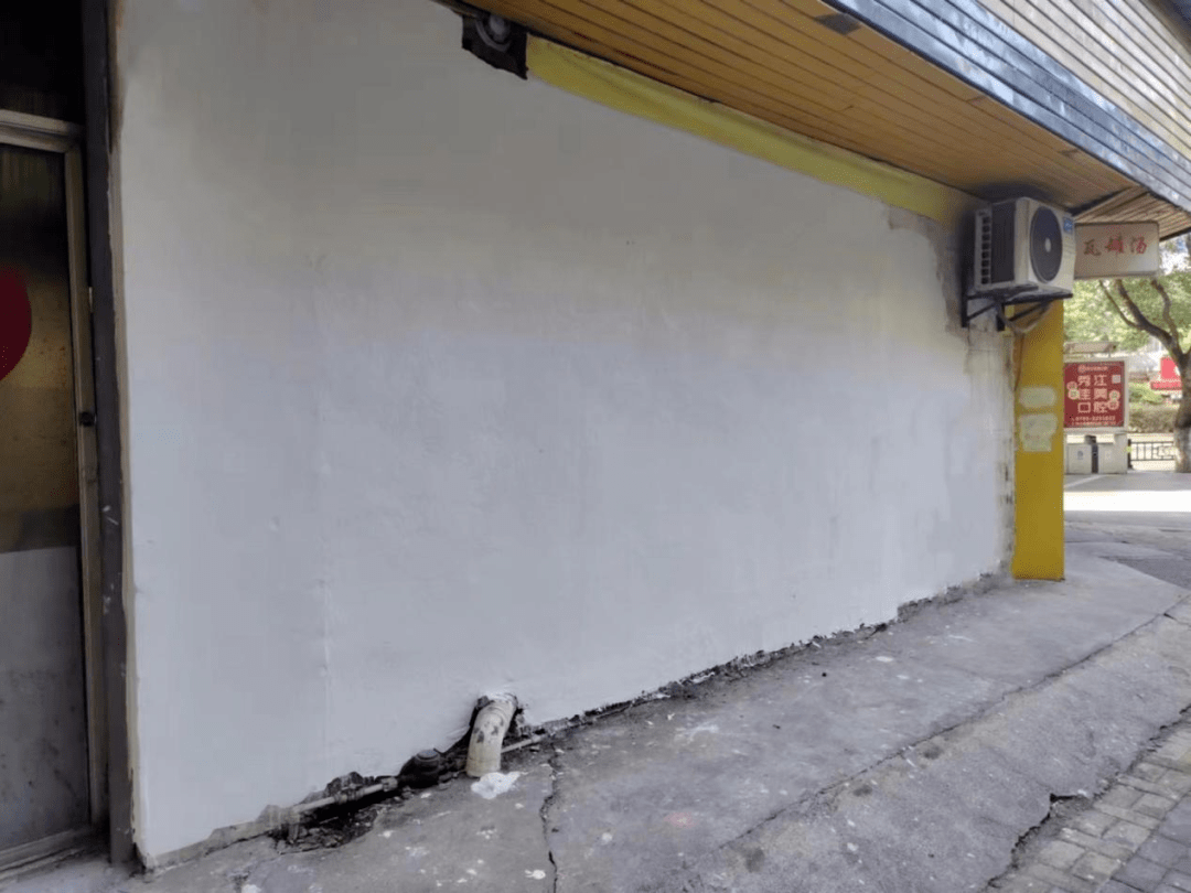 墙面粉刷焕新颜，文明创建勇争先