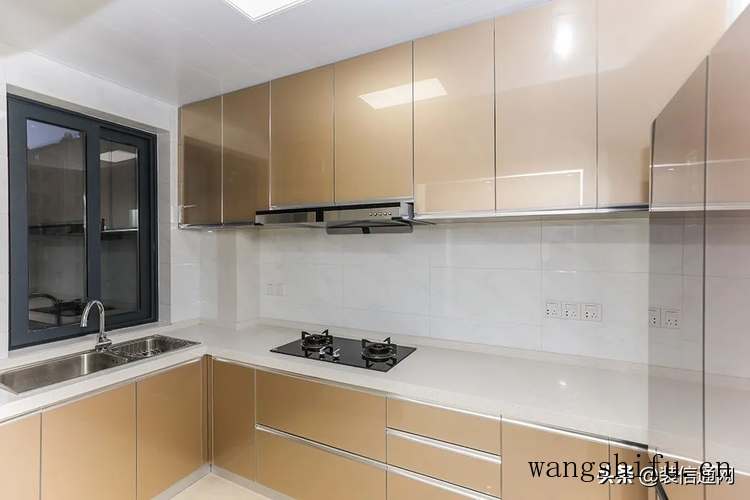 订婚了戒指戴哪个手指？女性应该戴在哪只手指上？