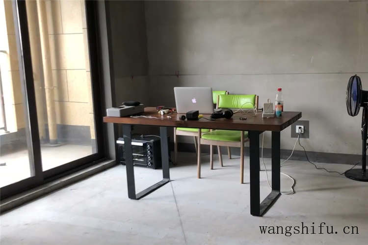 他住进不装修的毛坯房4个月，虽简陋却倍感温馨，网友：还不错 旧房翻新 第1张 他住进不装修的毛坯房4个月，虽简陋却倍感温馨，网友：还不错 旧房翻新 粉刷匠第1张