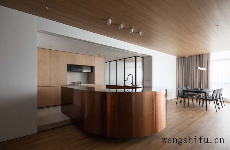 146㎡老房改造耗时6个月，沙发墙砸掉部分面积，迎来“高光时刻”