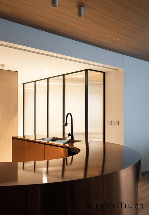 146㎡老房改造耗时6个月，沙发墙砸掉部分面积，迎来“高光时刻”