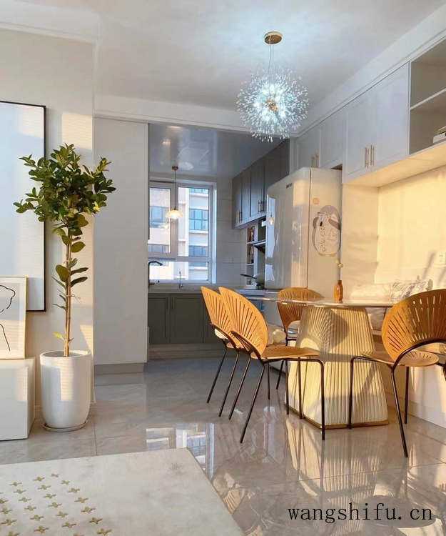 她家80平米，硬装只花了4W，比样板间还漂亮，朋友说花40W都信（4万装修80平米）