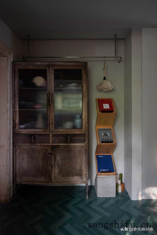 卷闸门电源在哪个方向（卷闸门电源在哪个方向开）