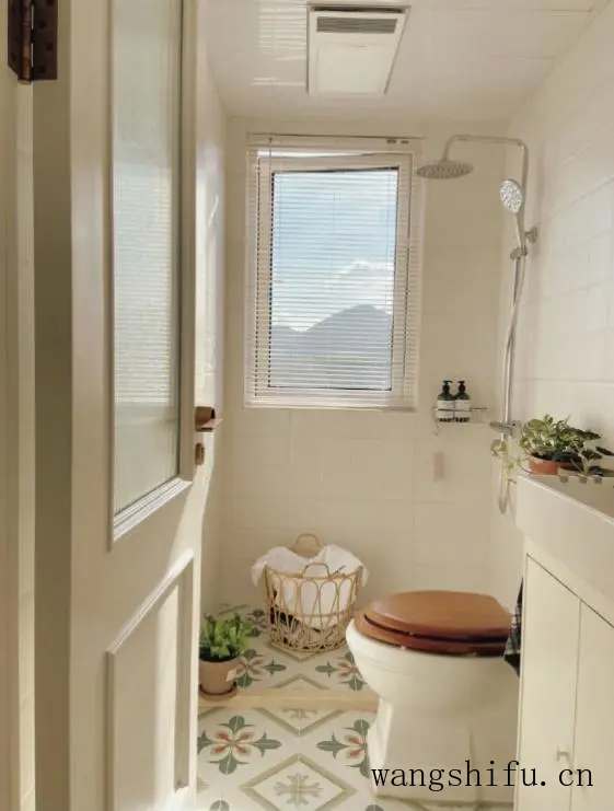 小卫生间注定憋屈？网友：我家才2㎡这么装真好用