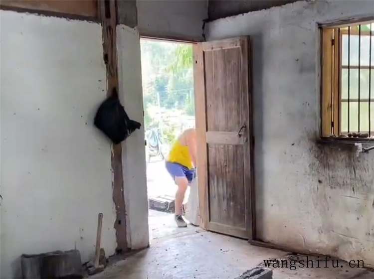 他回到乡下改造老式厨房，将脏旧石砌灶台重做橱柜，干净整洁多了