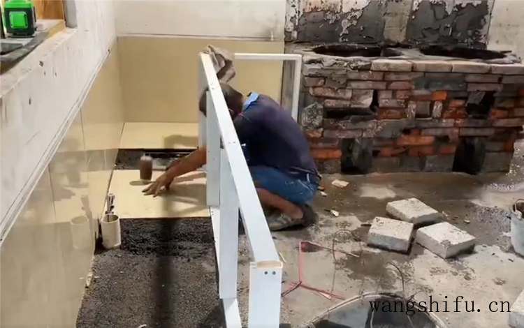 他回到乡下改造老式厨房，将脏旧石砌灶台重做橱柜，干净整洁多了