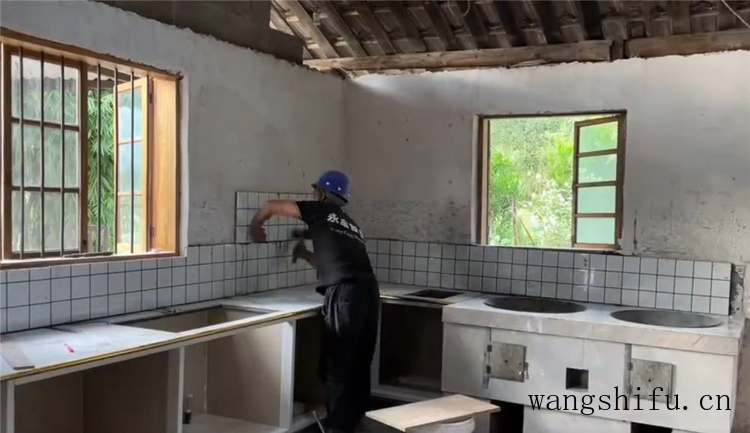 他回到乡下改造老式厨房，将脏旧石砌灶台重做橱柜，干净整洁多了