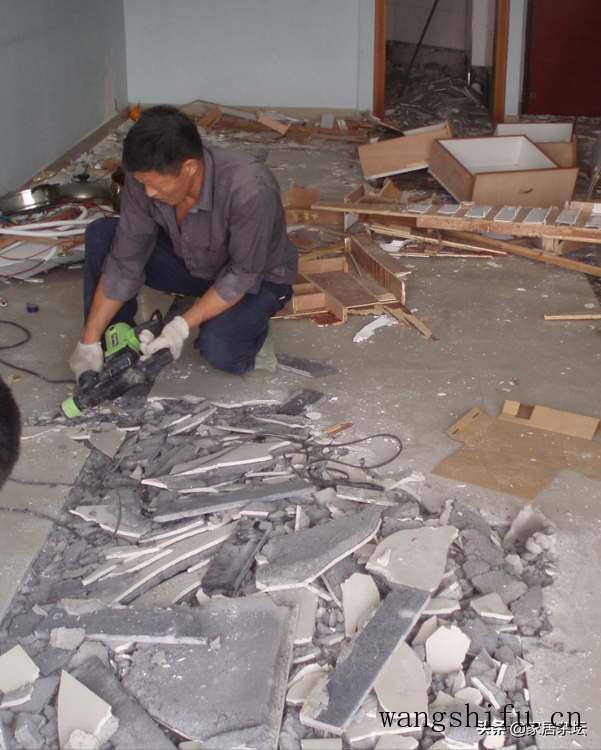 旧房翻新，原墙地面和顶板的处理要尤为注意，否则会引发很多问题