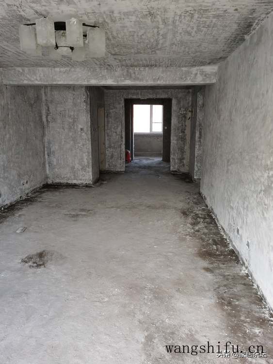 旧房翻新，原墙地面和顶板的处理要尤为注意，否则会引发很多问题