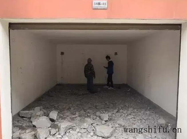 花5万把车库改造成住房，不到25平，变成老人的理想居所（20平车库改造住人图片）