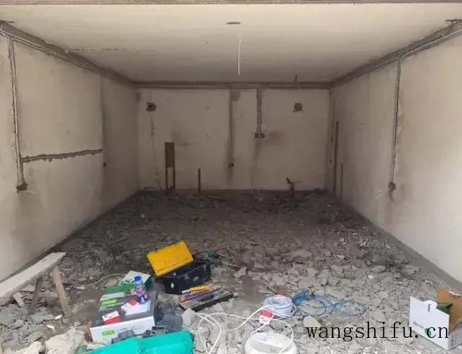 花5万把车库改造成住房，不到25平，变成老人的理想居所（20平车库改造住人图片）