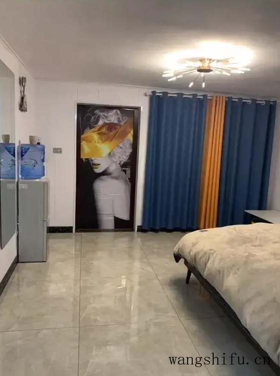 花5万把车库改造成住房，不到25平，变成老人的理想居所（20平车库改造住人图片）