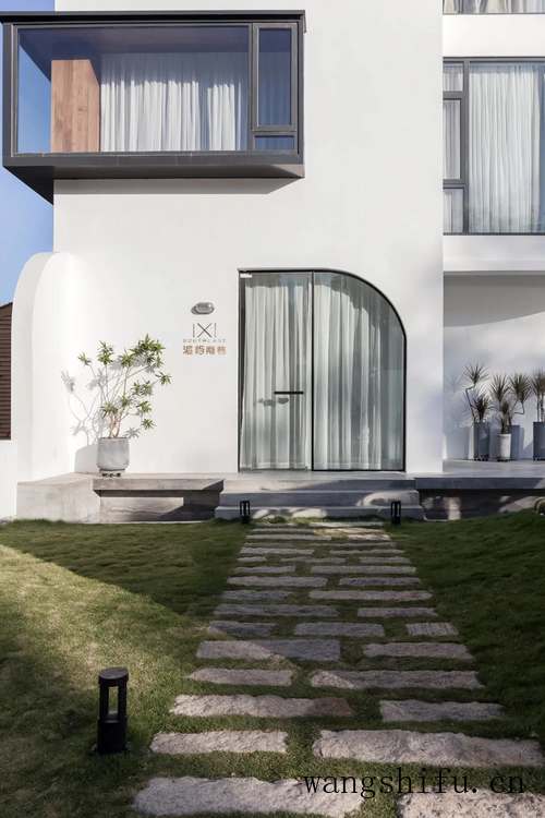 破旧老宅改造成极简海景民宿（老宅改造民宿图片）