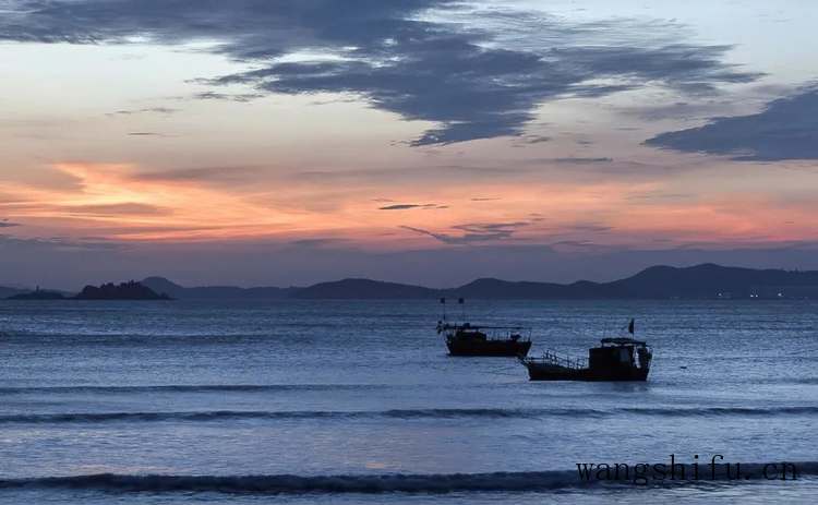 破旧老宅改造成极简海景民宿（老宅改造民宿图片）