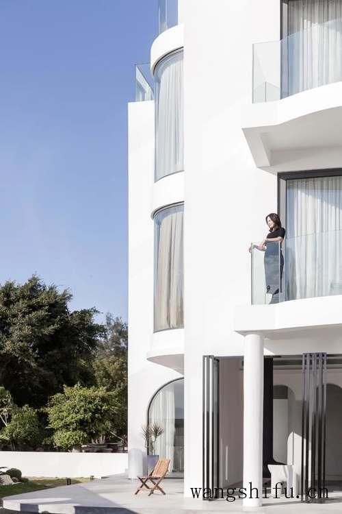 破旧老宅改造成极简海景民宿（老宅改造民宿图片）