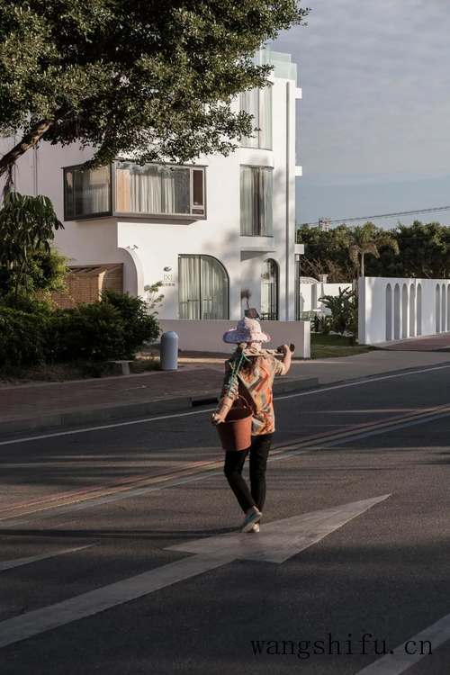 破旧老宅改造成极简海景民宿（老宅改造民宿图片）