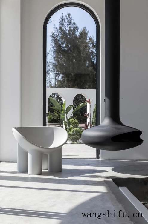 破旧老宅改造成极简海景民宿（老宅改造民宿图片）