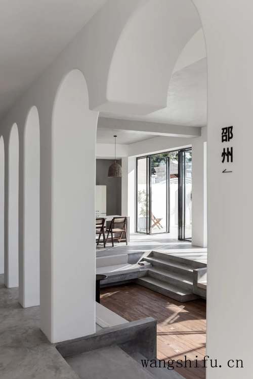 破旧老宅改造成极简海景民宿（老宅改造民宿图片）