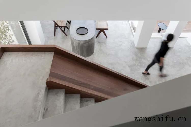 破旧老宅改造成极简海景民宿（老宅改造民宿图片）