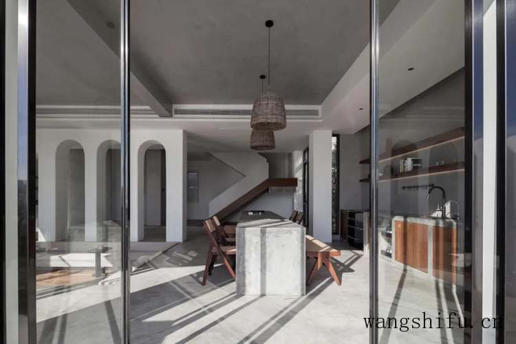 破旧老宅改造成极简海景民宿（老宅改造民宿图片）