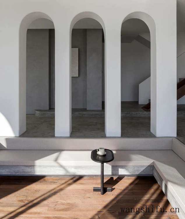 破旧老宅改造成极简海景民宿（老宅改造民宿图片）